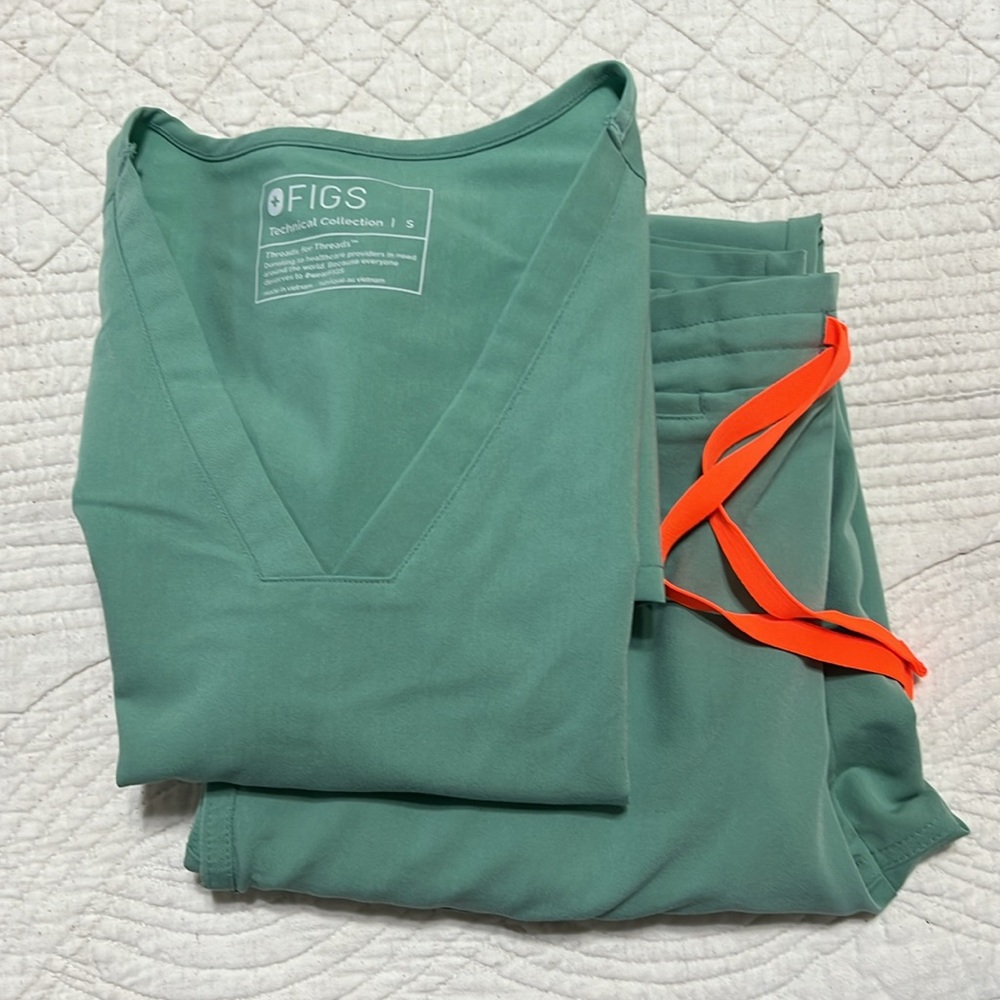 Gorgeous RARE Jade color Figs scrubs set—Small Casma top & Small-Tall Yola pant!